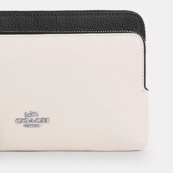 Beautiful Coach White & Black Double- Zip Wristlet. - Picture 3 of 8